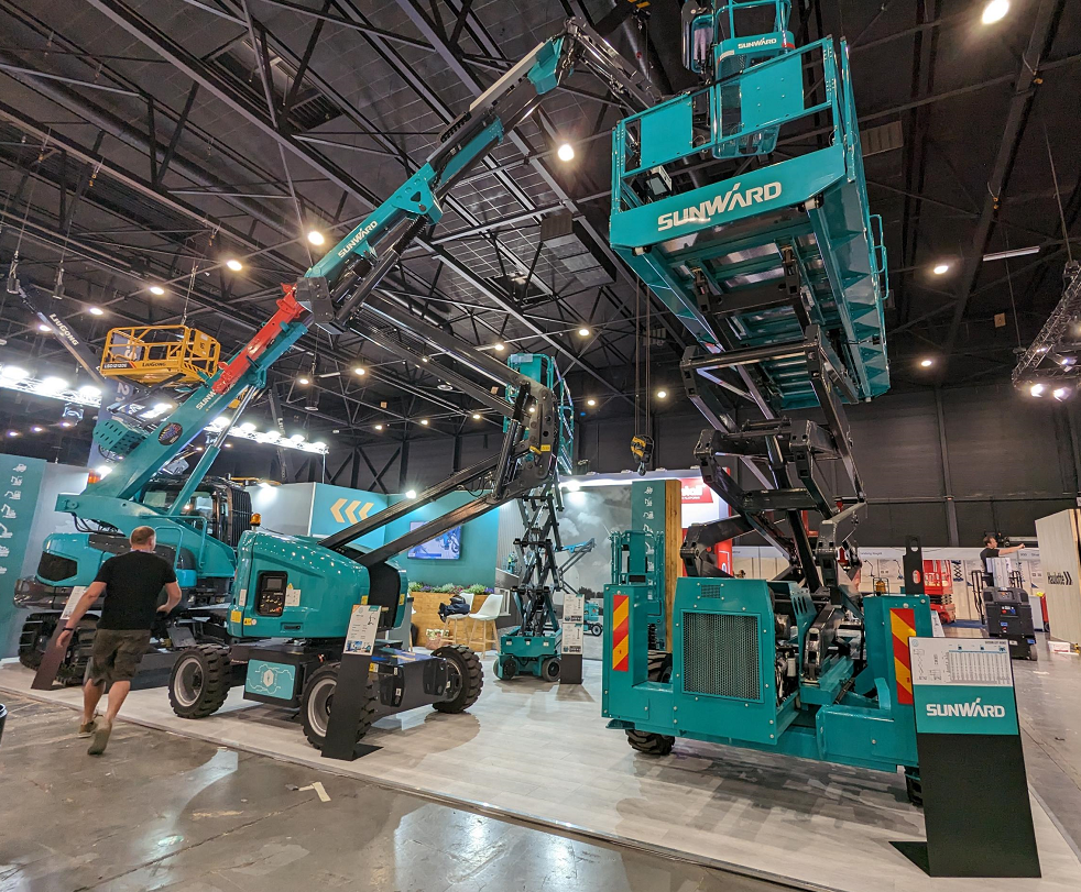 海表销售同比增长超200%！bti体育智能高空机新帆步“出海”