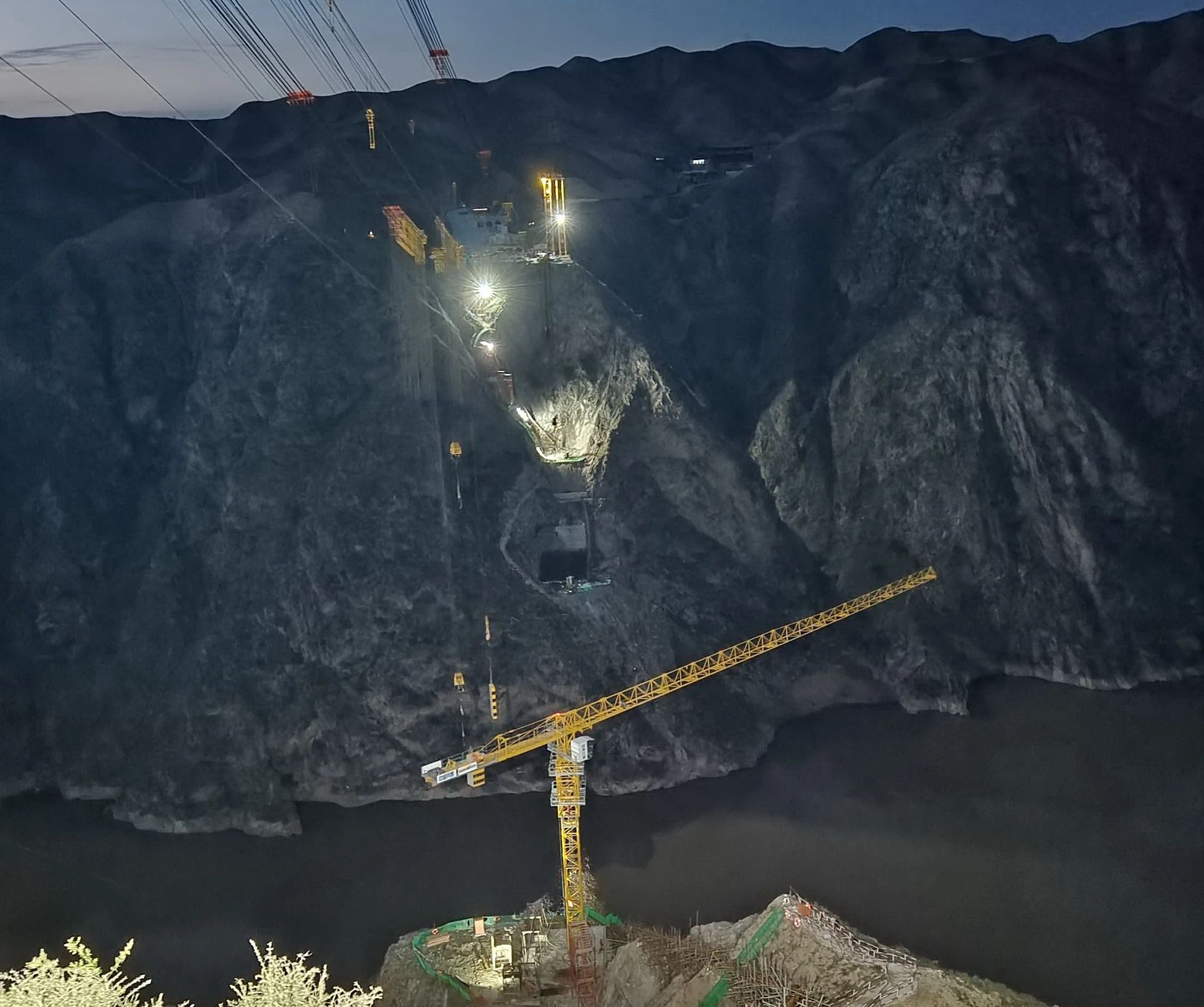 一桥通南北，群岭变坦途！bti体育江麓塔机助建洮河大桥