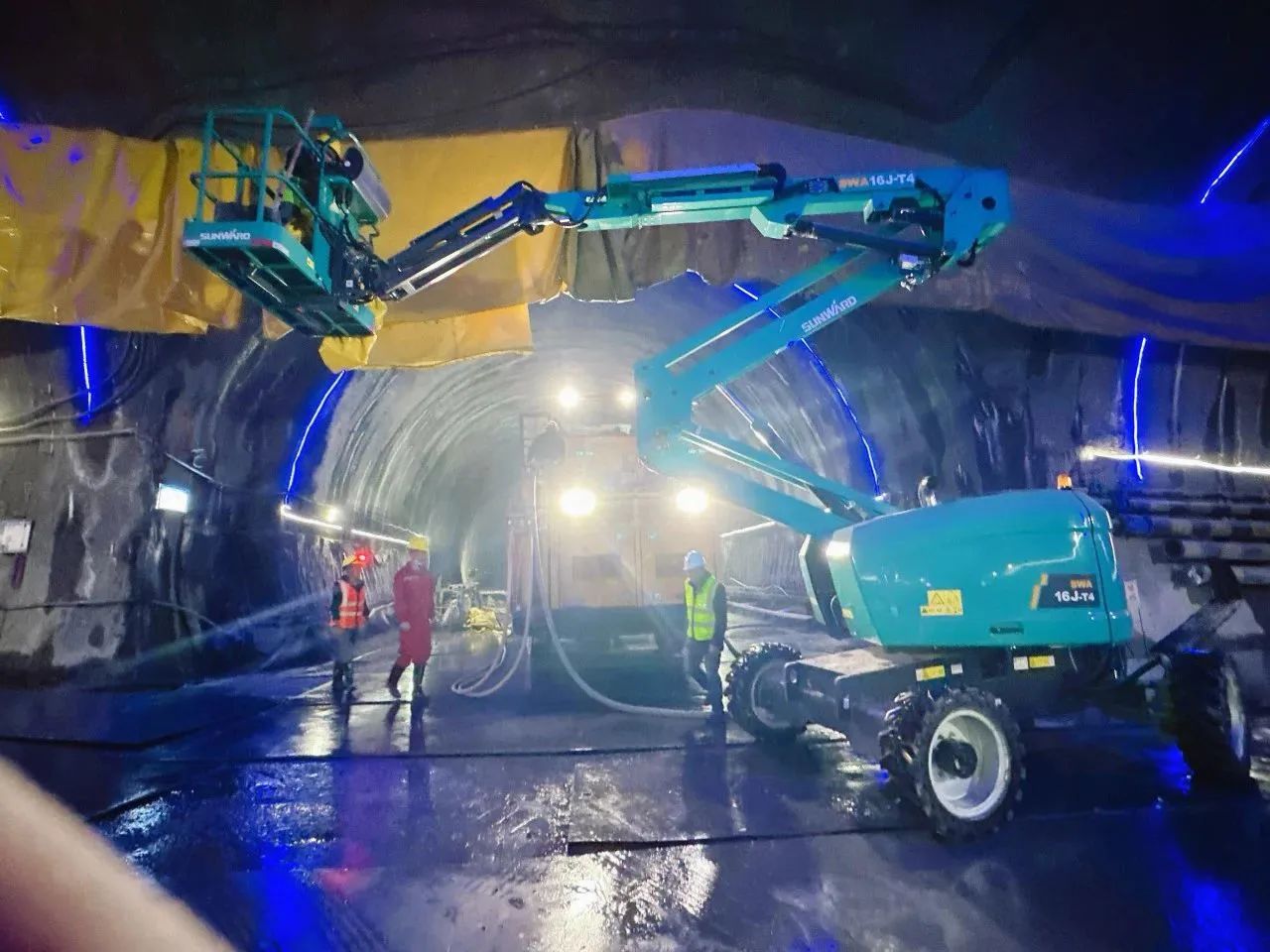 不惧高海拔挑战！bti体育智能高空机械实力助建川藏铁路