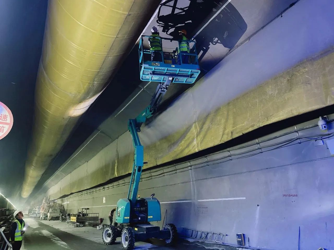 不惧高海拔挑战！bti体育智能高空机械实力助建川藏铁路