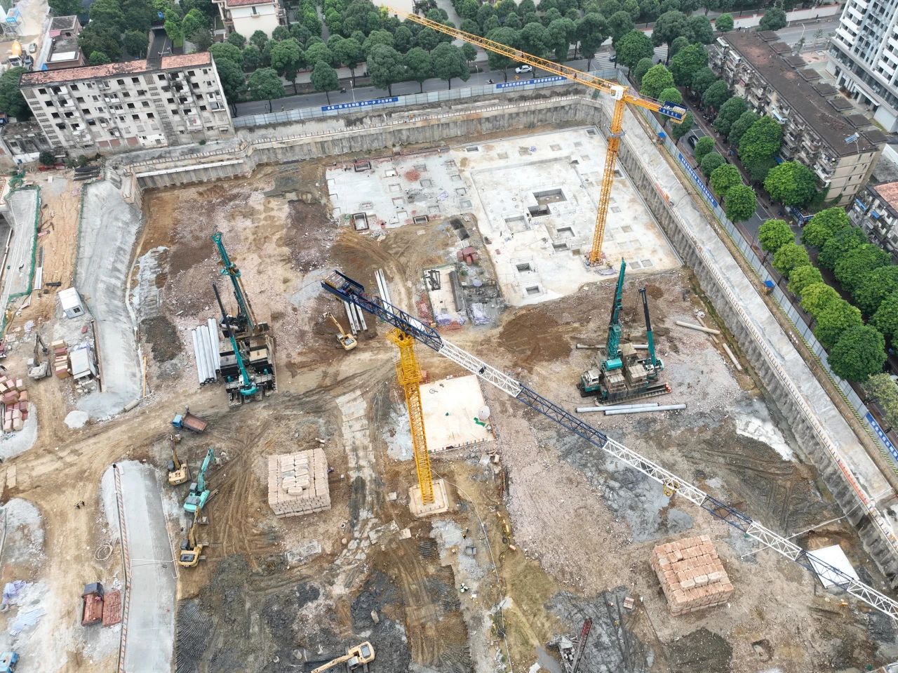 “绿巨人”显神威！bti体育智能引孔式静力压桩机助建“绿城”南宁民生项目