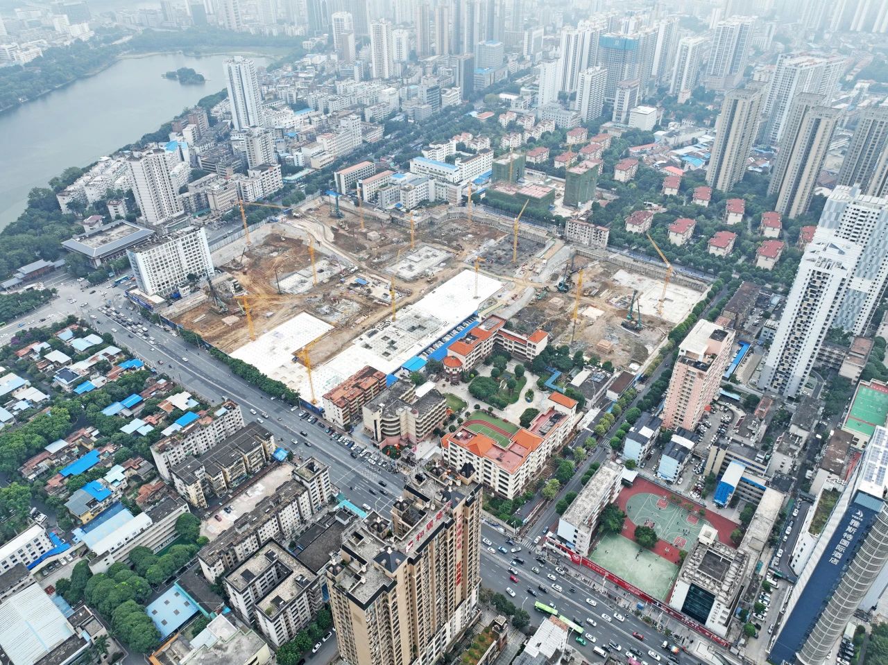 “绿巨人”显神威！bti体育智能引孔式静力压桩机助建“绿城”南宁民生项目