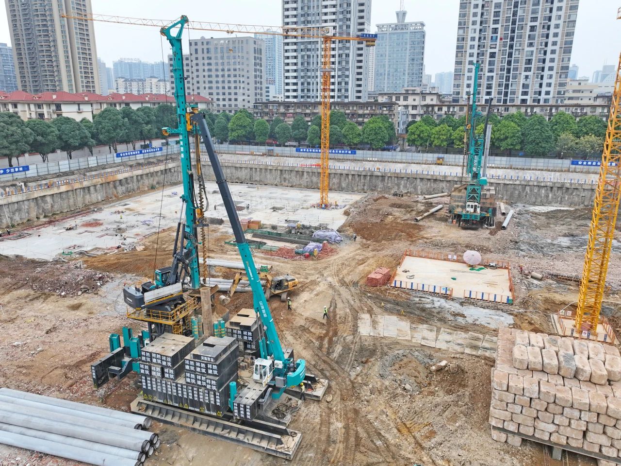 “绿巨人”显神威！bti体育智能引孔式静力压桩机助建“绿城”南宁民生项目