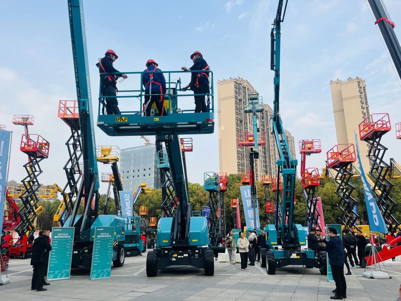 “爆品”来袭，签单不休！ bti体育智能盛装亮相第八届全国高空作业平台租赁大会