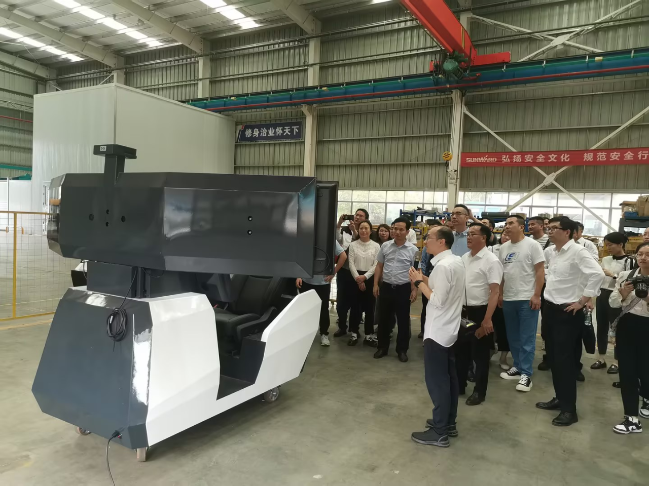 湘潭市工信局带队光临bti体育智能发展智能造作现场观摩互换活动