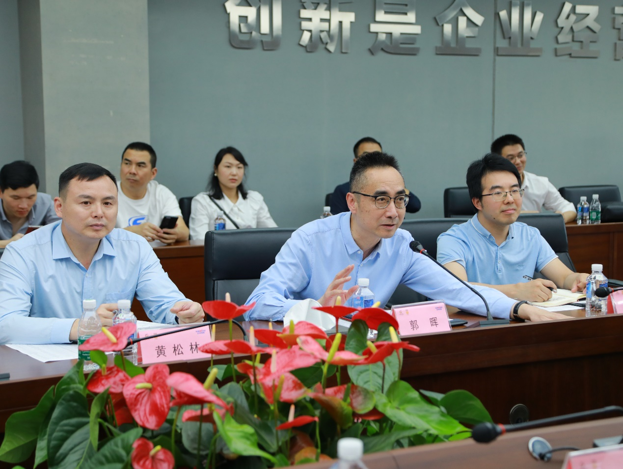 湘潭市工信局带队光临bti体育智能发展智能造作现场观摩互换活动