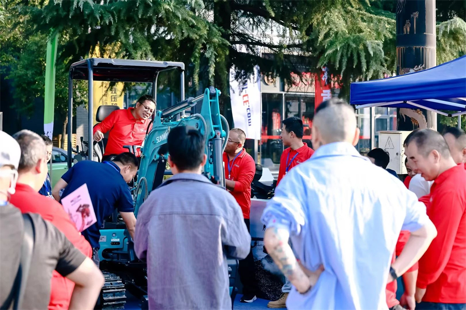 展示“掘”对实力！bti体育智能亮相2024微挖大会暨幼型设备大会