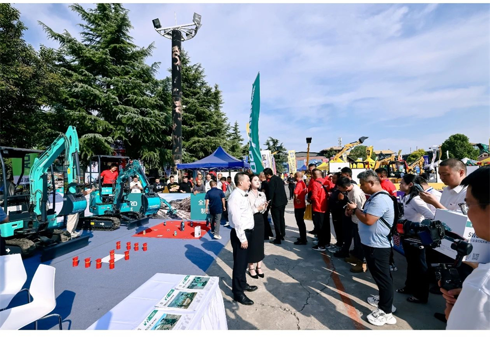展示“掘”对实力！bti体育智能亮相2024微挖大会暨幼型设备大会
