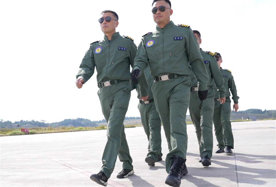 十年织得bti体育秀，践行初心创将来！bti体育飞行表演队成立10周年庆典活动隆沉进行