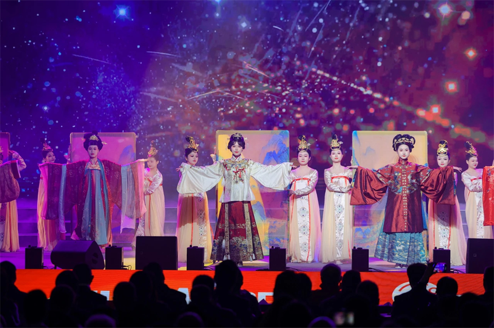 创新引领价值 梦想成就将来——庆祝bti体育智能成立25周年赞美大会暨文艺晚会隆沉进行