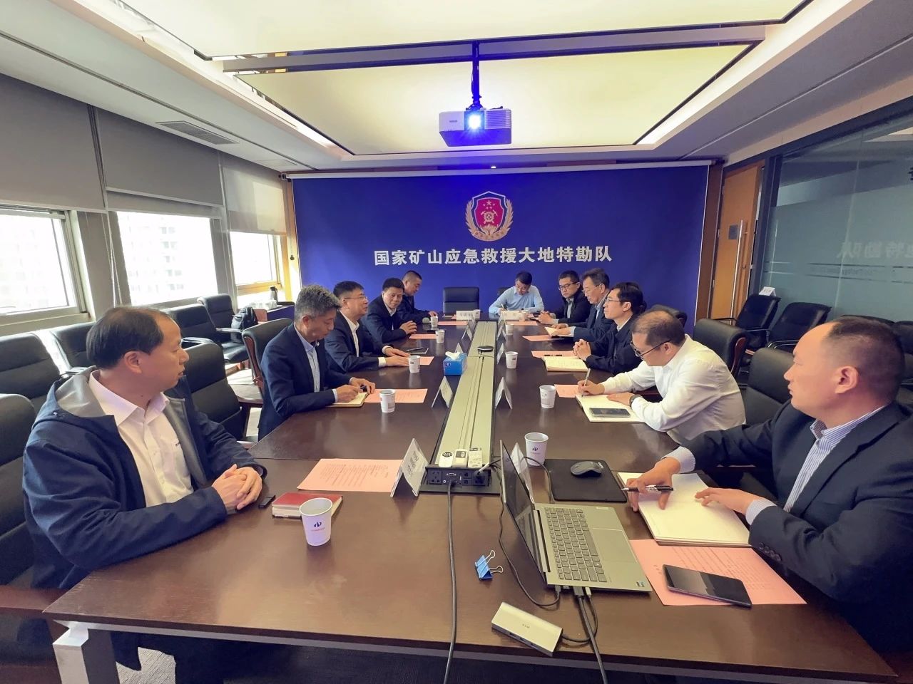 bti体育智能董事长付向东带队造访中煤地质总局、大地特勘公司