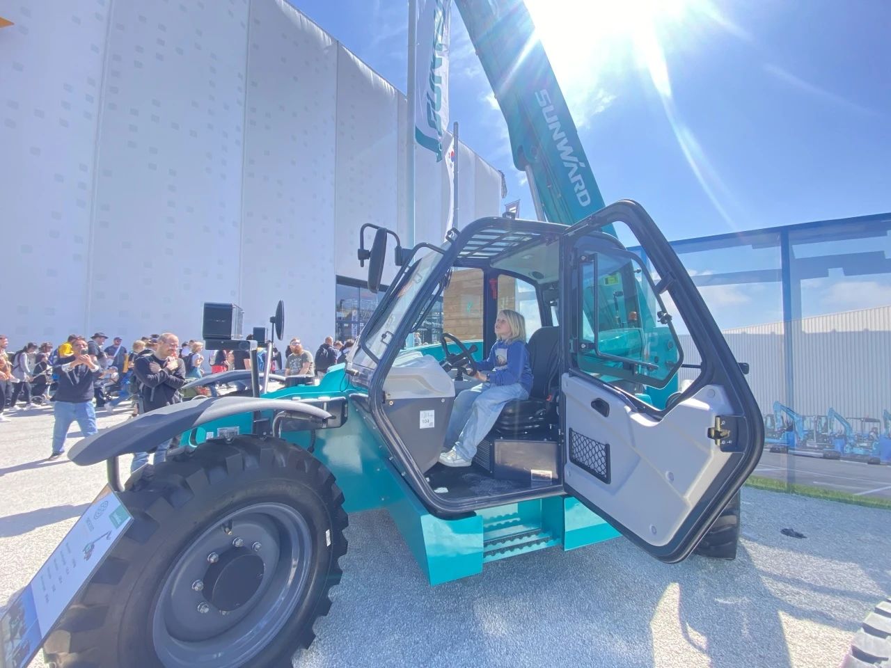 bti体育智能高空机械闪灼Bauma 2025！ 新能源技术与创新产品获全球瞩目