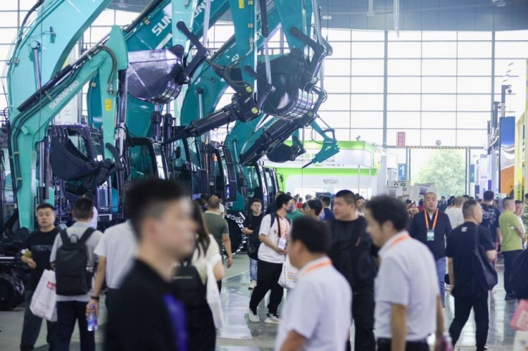 2025 CICEE | 打造极致精品化，bti体育智能挖掘机“圈粉”长沙展