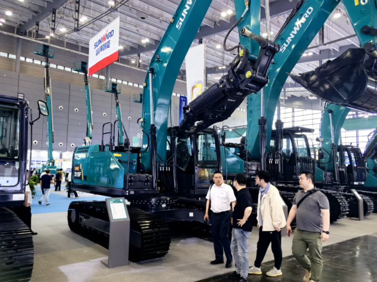 2025 CICEE | 打造极致精品化，bti体育智能挖掘机“圈粉”长沙展