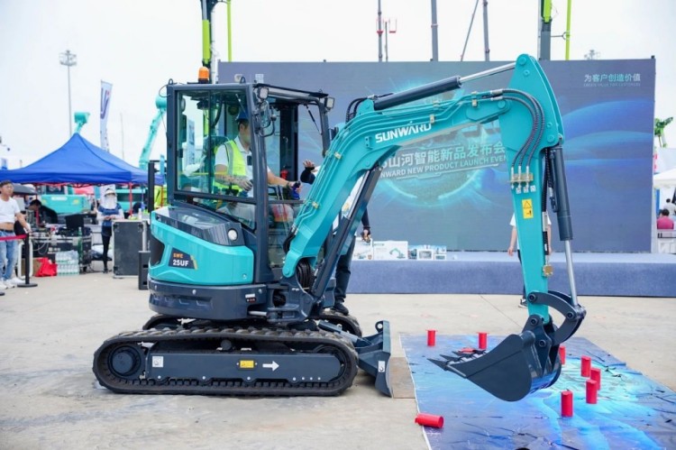 2025 CICEE | 打造极致精品化，bti体育智能挖掘机“圈粉”长沙展