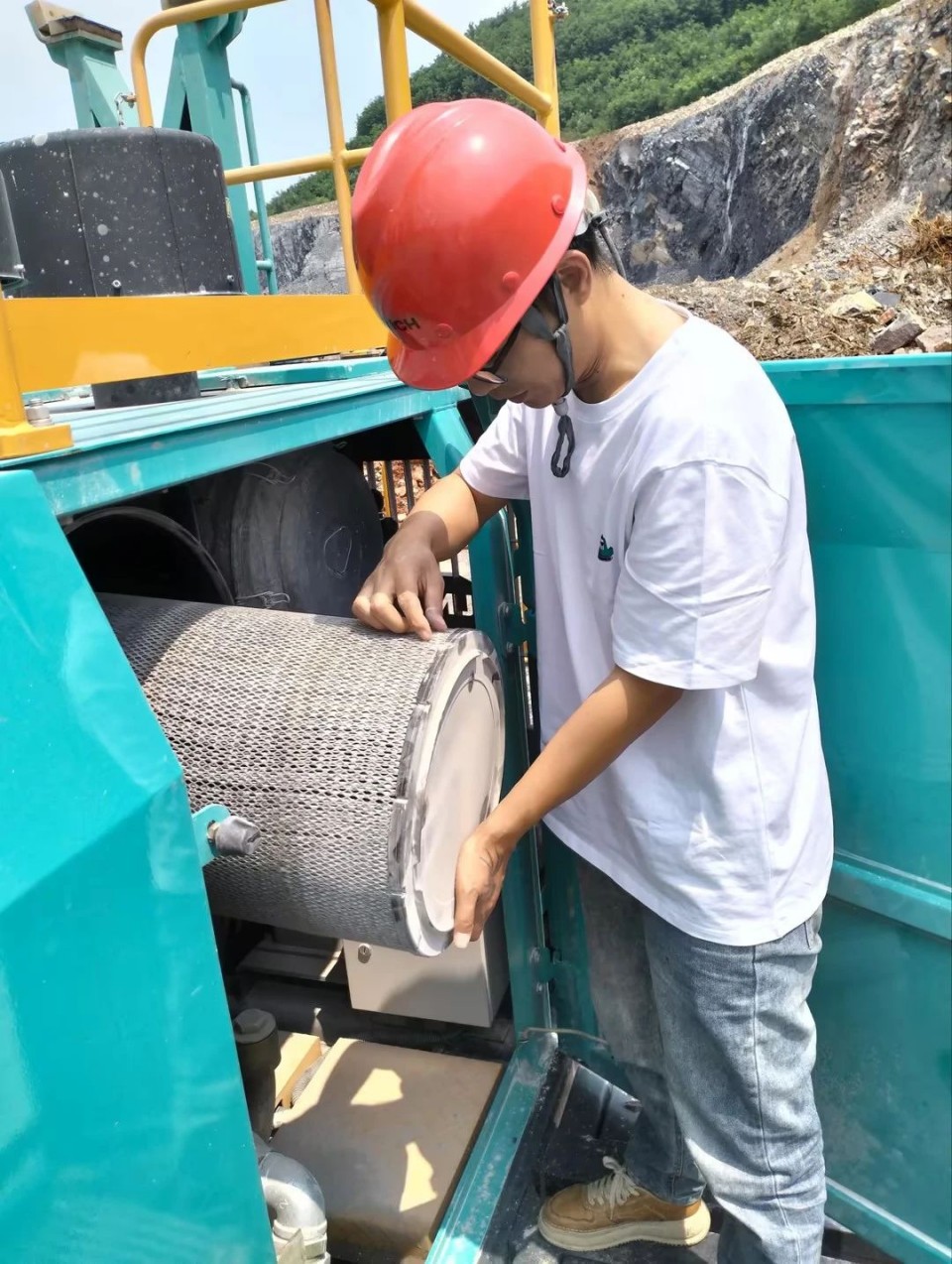 逾越bti体育万里 智启服务新程——bti体育矿岩“服务万里杏妆活动走进海螺水泥