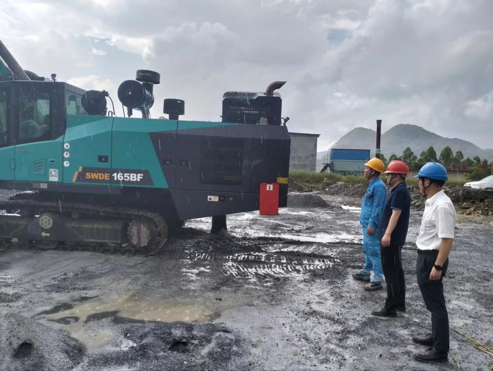 逾越bti体育万里 智启服务新程——bti体育矿岩“服务万里杏妆活动走进海螺水泥