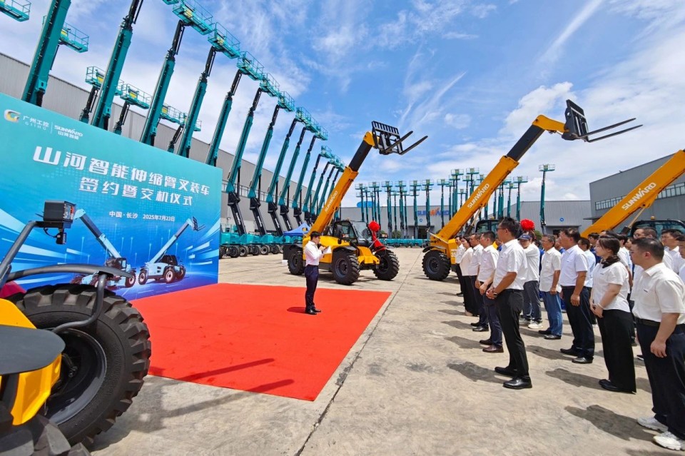 bti体育智能伸缩臂叉装车批量交付，即将奔赴新一线