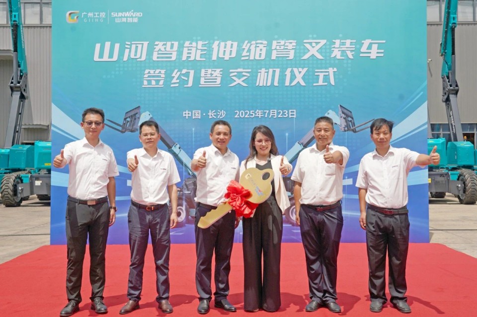 bti体育智能伸缩臂叉装车批量交付，即将奔赴新一线