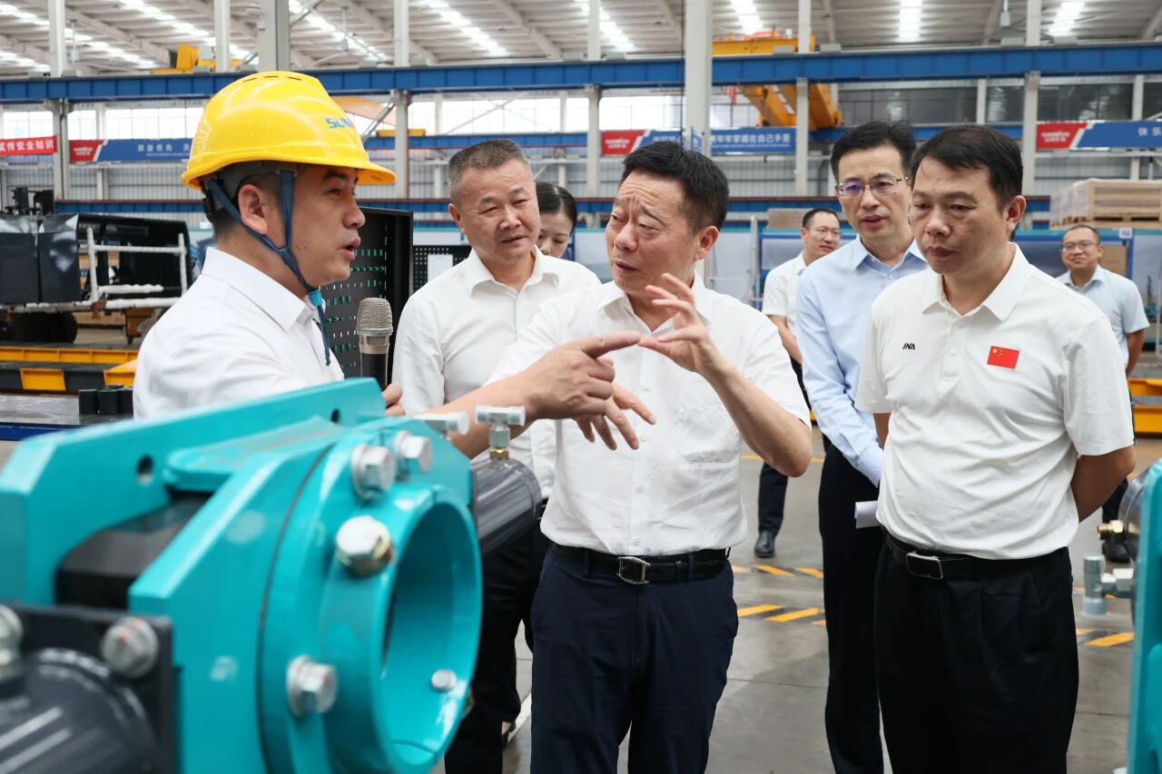 湖南省政协副主席、省工程机械产业链链长何寄华调研bti体育智能