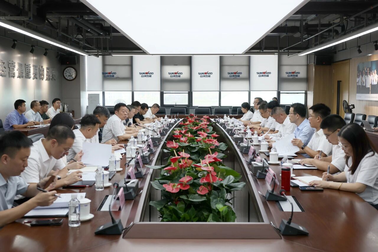 湖南省政协副主席、省工程机械产业链链长何寄华调研bti体育智能