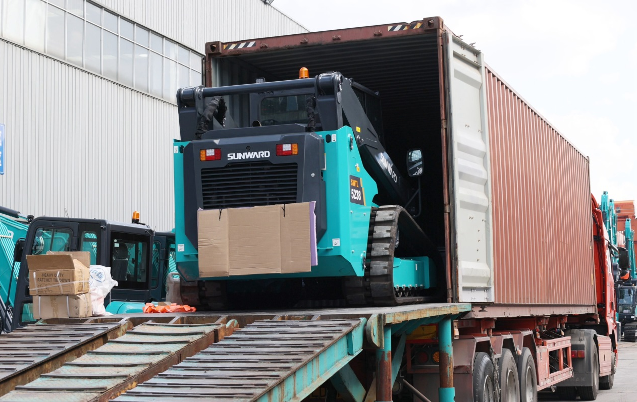 高端设备再获国际认可！bti体育智能最大吨位垂直举升履带式滑移装载机批量发往北美