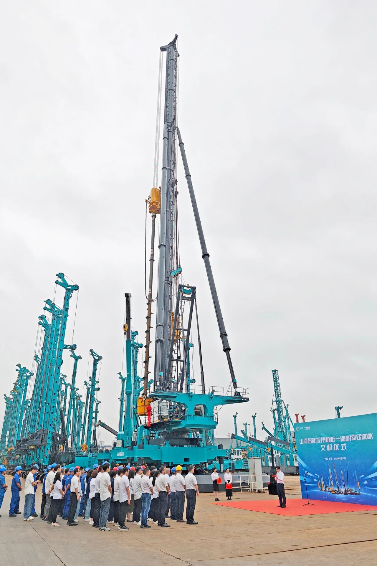 破局深基施工！bti体育智能搅拌中掘植桩一体机沉磅交付