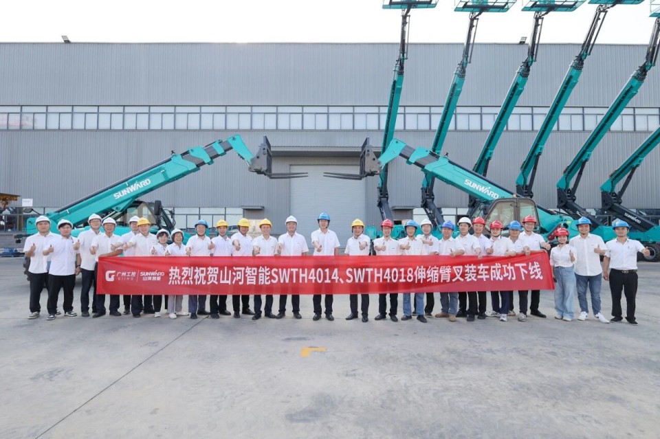 高端机型“双箭齐发”！bti体育智能两款伸缩臂叉装车成功下线