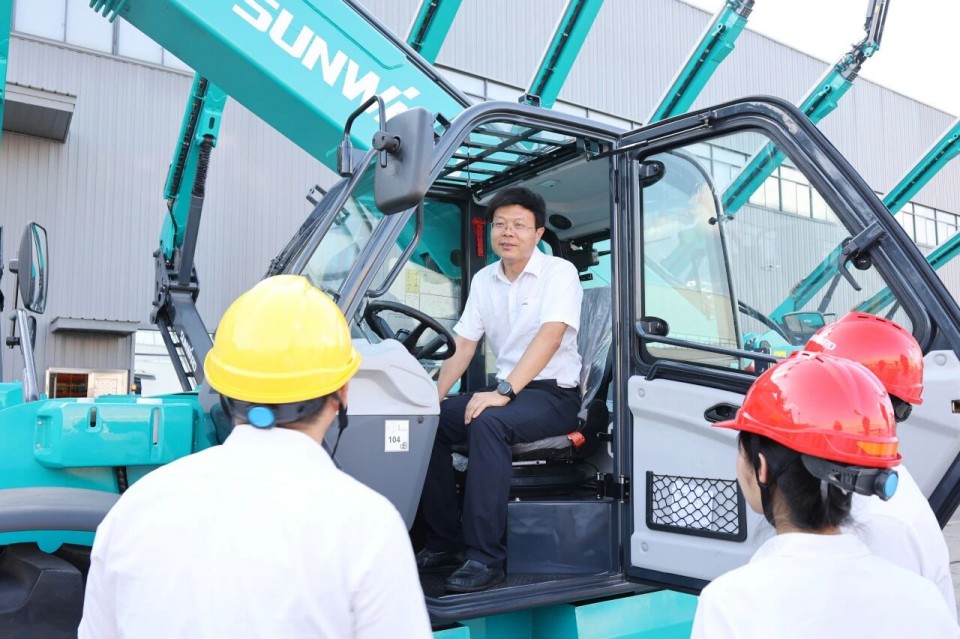 高端机型“双箭齐发”！bti体育智能两款伸缩臂叉装车成功下线