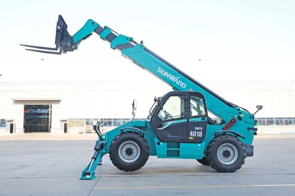 高端机型“双箭齐发”！bti体育智能两款伸缩臂叉装车成功下线