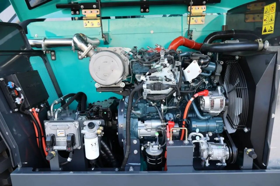 高端机型“双箭齐发”！bti体育智能两款伸缩臂叉装车成功下线