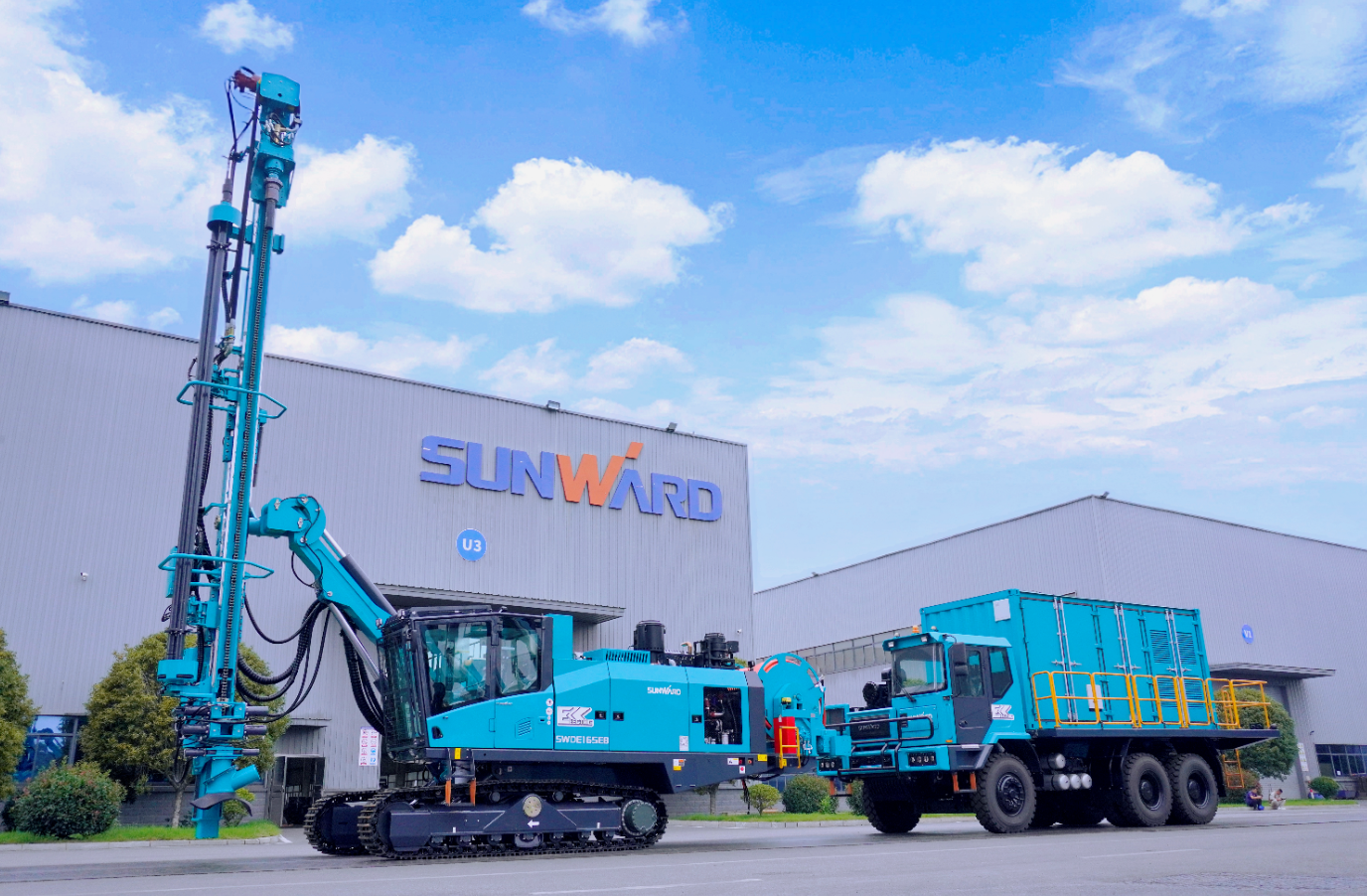 bti体育智能SWDE165EB电动潜孔钻机沉磅下线，开启绿色钻爆新时期