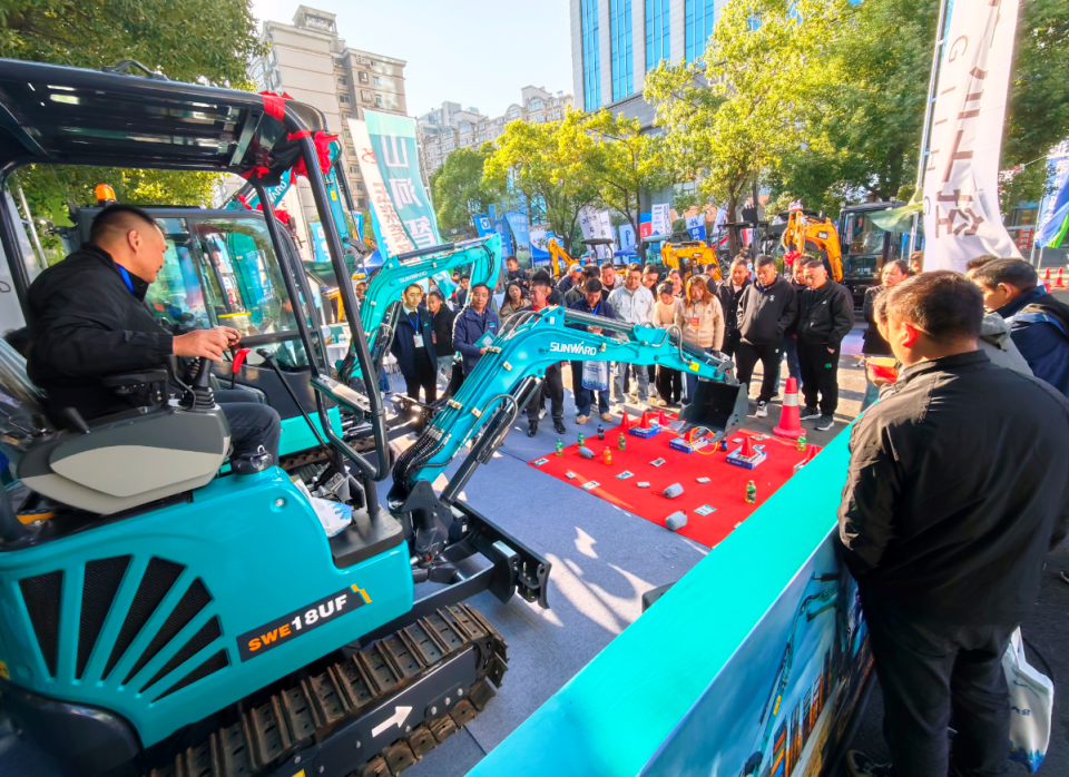 bti体育智能微挖“天团”闪灼武汉，引领绿色施工潮水