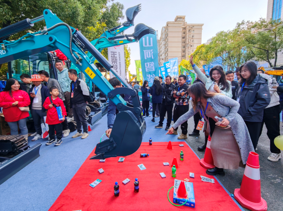 bti体育智能微挖“天团”闪灼武汉，引领绿色施工潮水