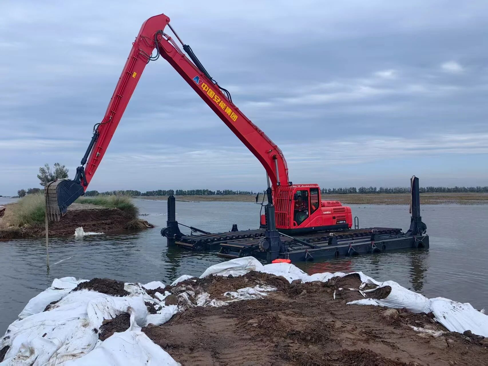 表交部讲话人向世界分享中国最新两栖挖掘机