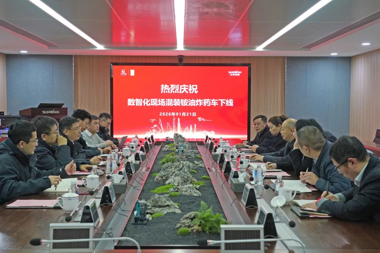 数智化现场混字油火药车下线！bti体育智能与易普力携手共筑智能矿山新篇章