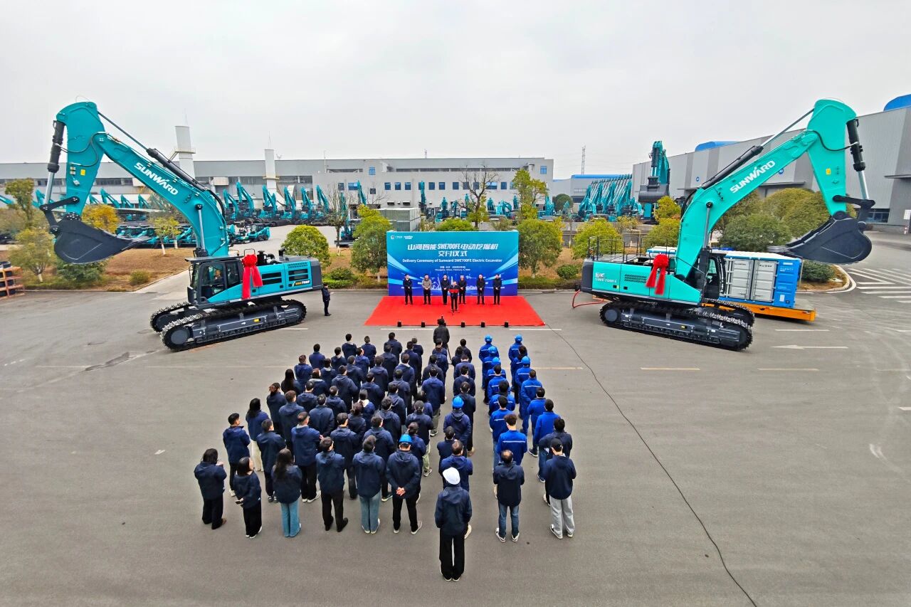 bti体育智能SWE700FE电动挖掘机成功交付，助力打造绿色智慧矿山