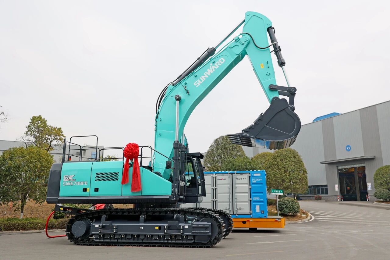 bti体育智能SWE700FE电动挖掘机成功交付，助力打造绿色智慧矿山