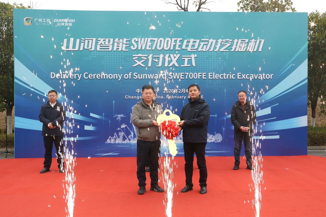 bti体育智能SWE700FE电动挖掘机成功交付，助力打造绿色智慧矿山