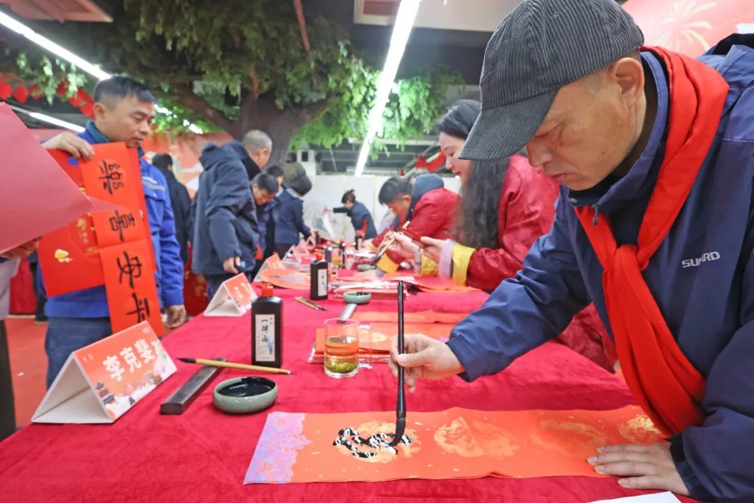 笔墨迎春，祝福暖心！在bti体育智能“囤”年味、送温暖、迎新春